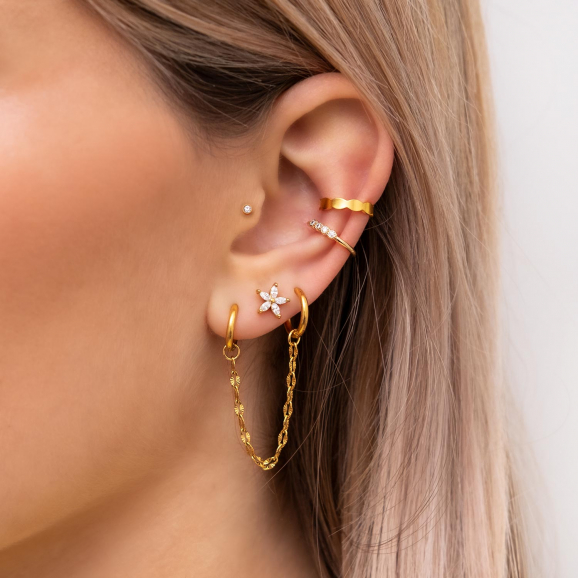 Ear party met gouden oorbellen