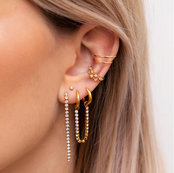 Gouden oorbellen en ear cuffs