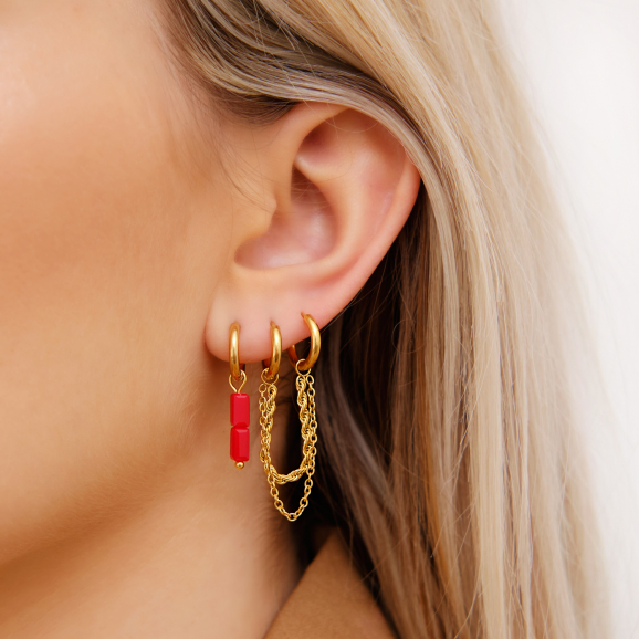 Gouden earparty in oor van model