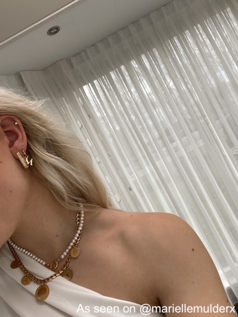 Gouden close up sieraden look van influencer