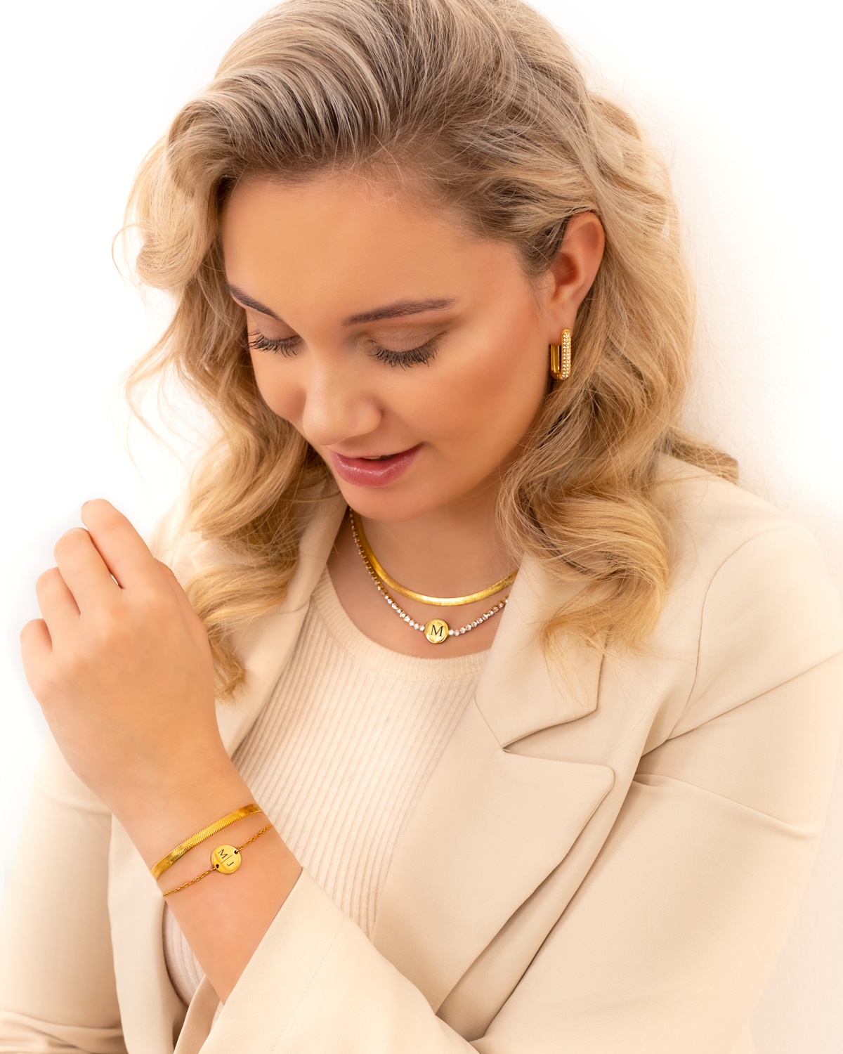 Gouden sieraden look bij model