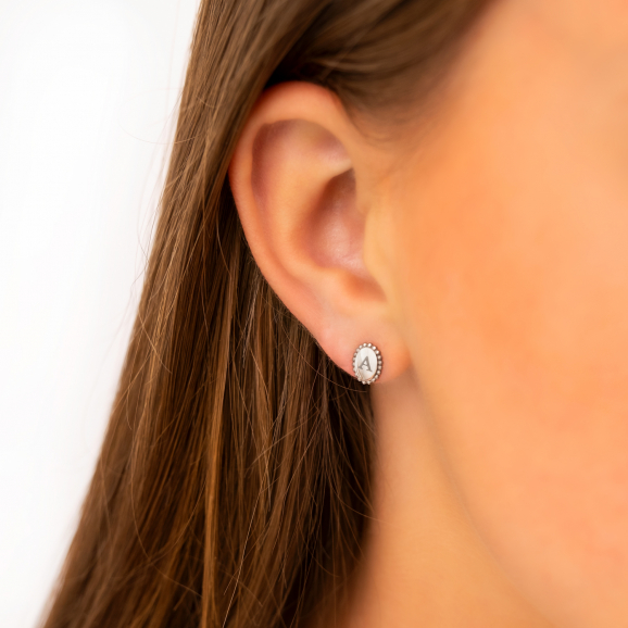 Model draagt Initial stud oorbellen vintage in oor