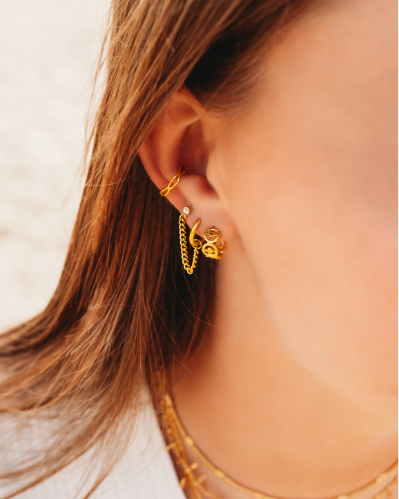 Earparty met trendy gouden oorbellen en een ear cuff