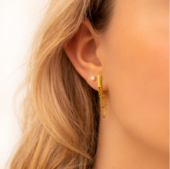 Goud parel oorknopje in oor