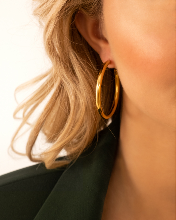 Model draagt Musthave hoops large goudkleurig in oor