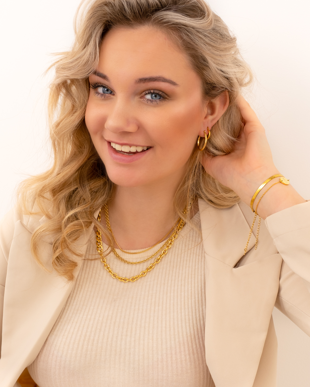 Model draagt gouden sieraden mix