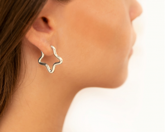 Open star oorringen in oor van model