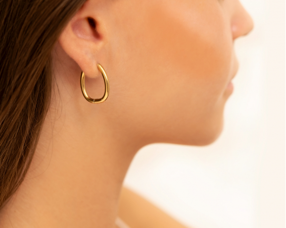 Open drop oorringen goudkleurig in oor van model