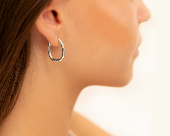 Model draagt Open drop oorringen in oor