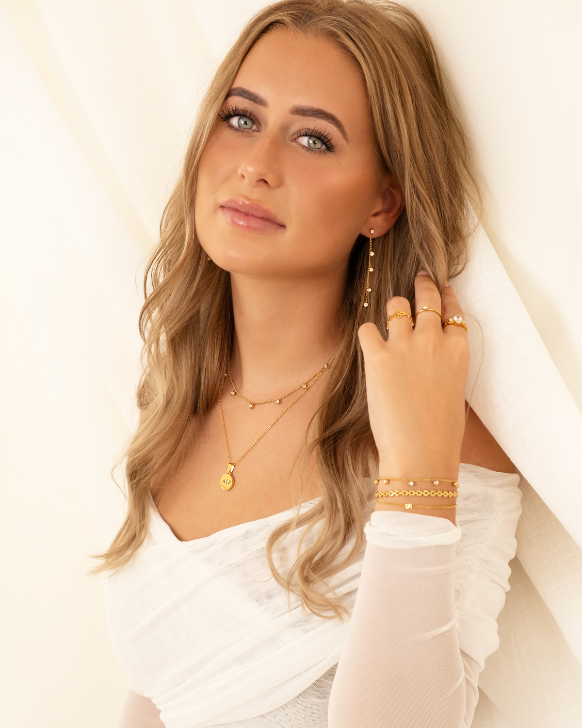 Model draagt gouden sieraden