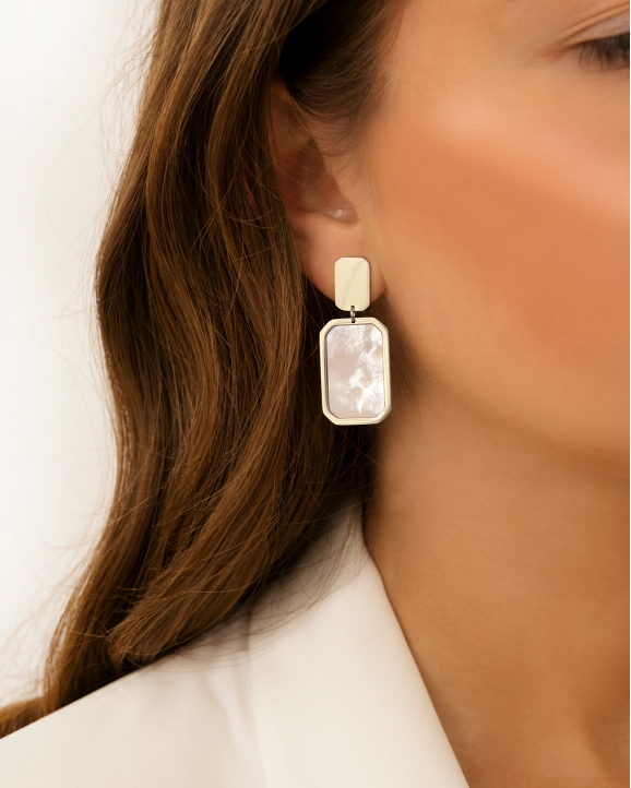 Earrings luxury rectangle gedragen in oor