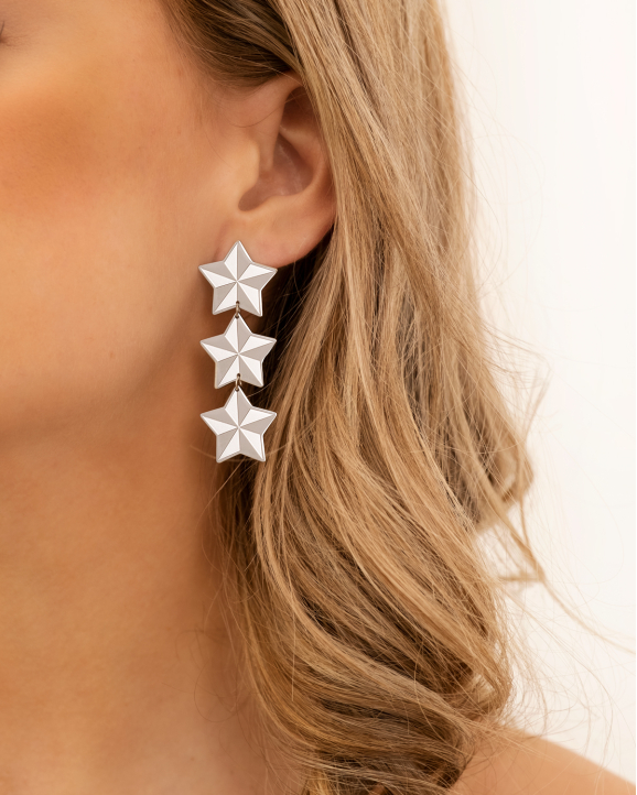 Model draagt Triple star earrings