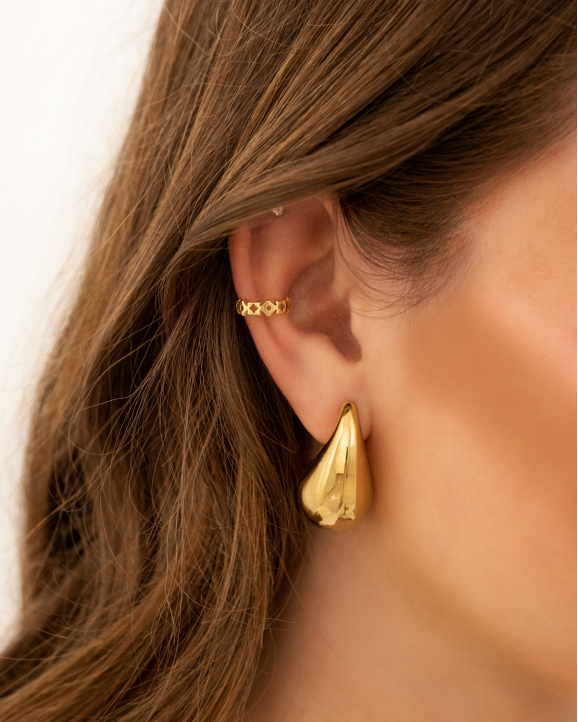 Model draagt gouden trendy ear cuff