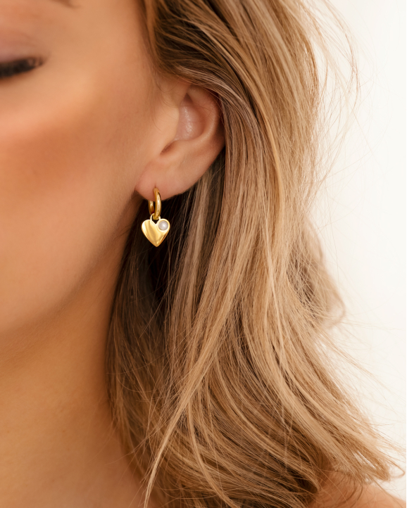 Heart & pearl earrings goldplated gedragen in oor