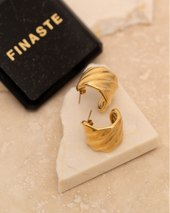 gouden bold earrings in Finaste sieradendoosje