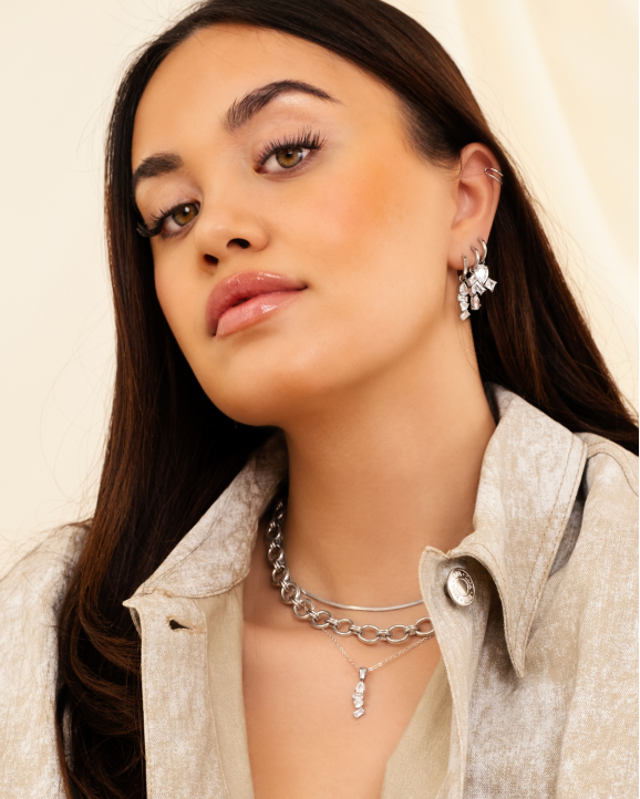Model draagt zilveren sieraden met steentjes