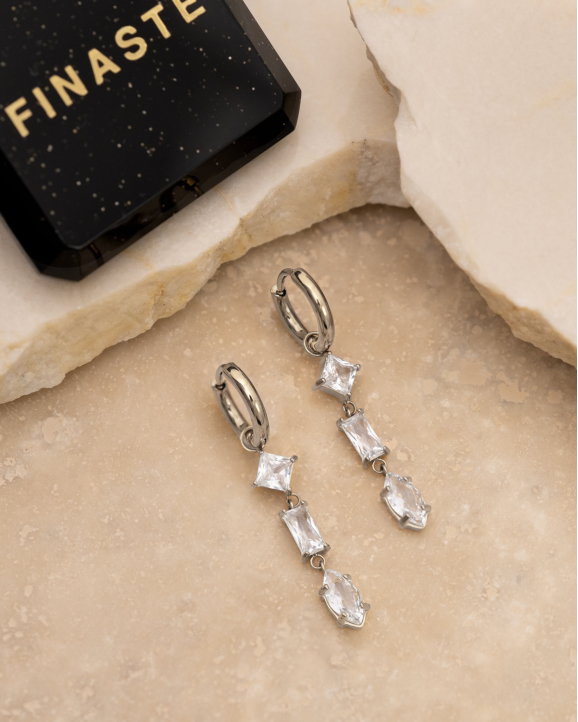 Zilveren oorbellen met steentjes in sieradendoosje