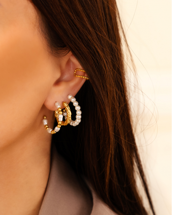 earparty van gouden oorbellen bij model