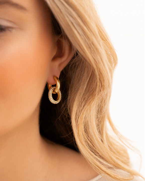 Model draagt Double crystal earrings goldplated in oor