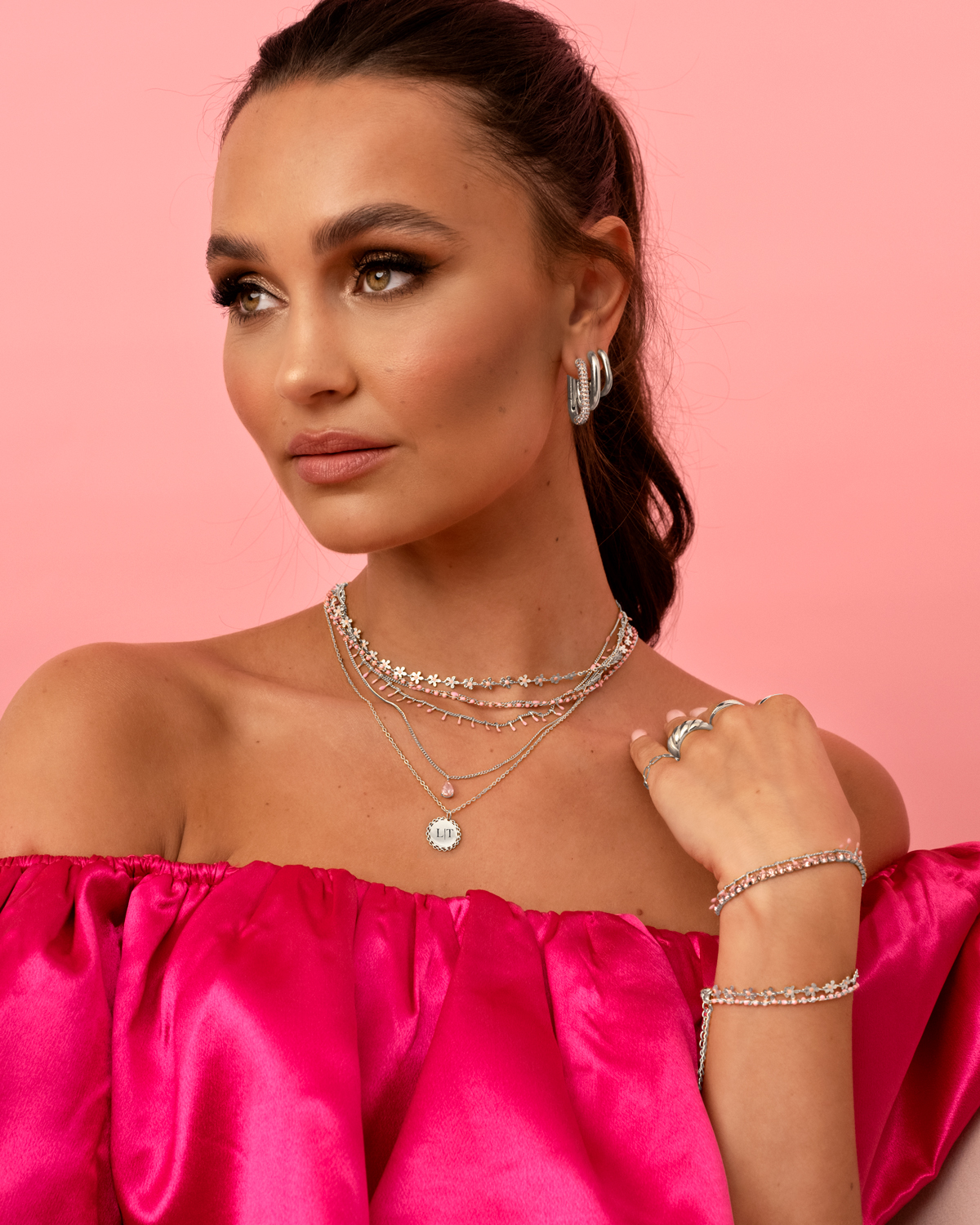 Model draagt roze en zilveren armbanden mix