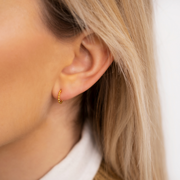 Bolletjes oorringetjes in oren