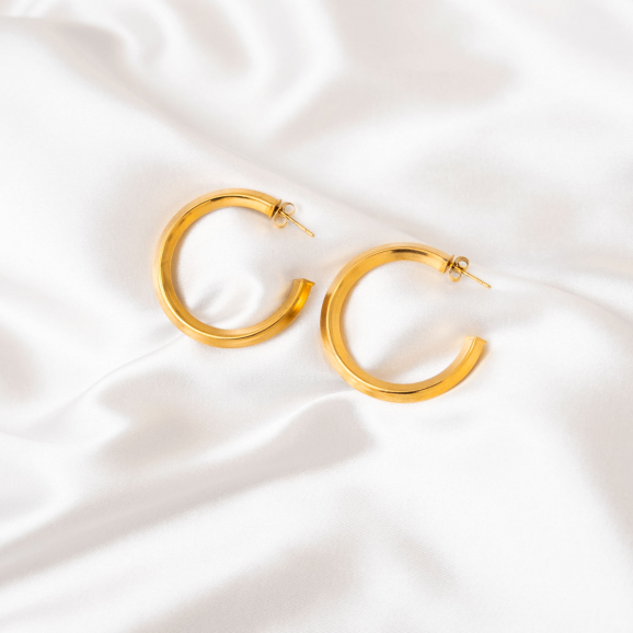 Big hoops earrings goudkleurig op wit satijn