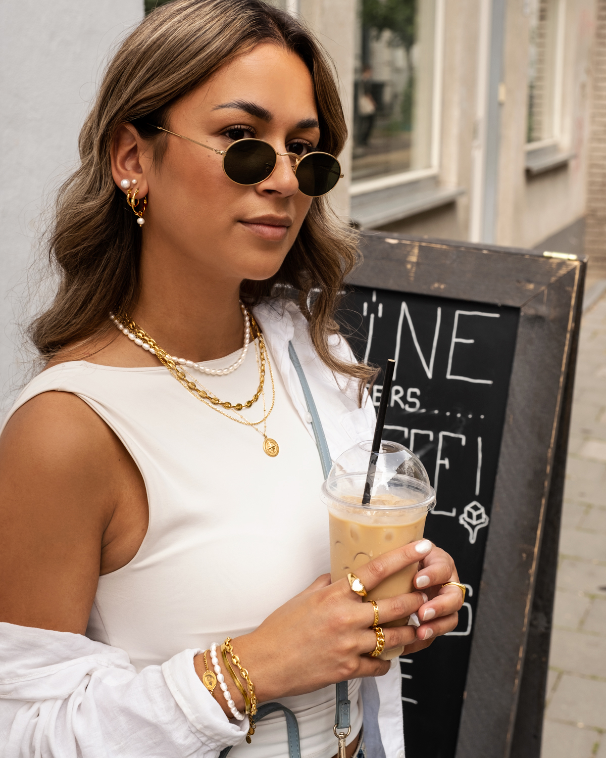 Model draagt sieraden look goud en parels