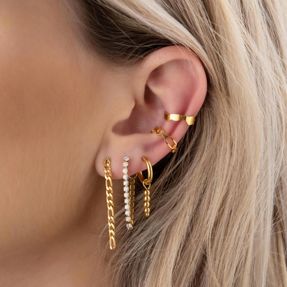 gouden oorbellen in oor van model