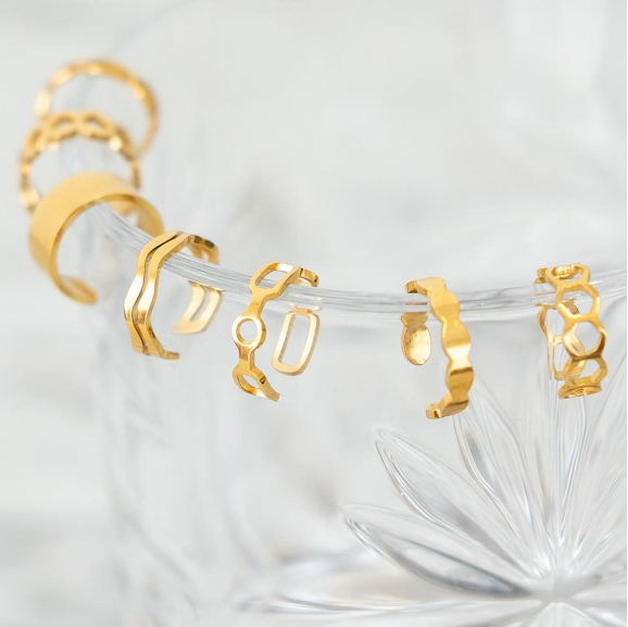Glas met gouden ear cuffs