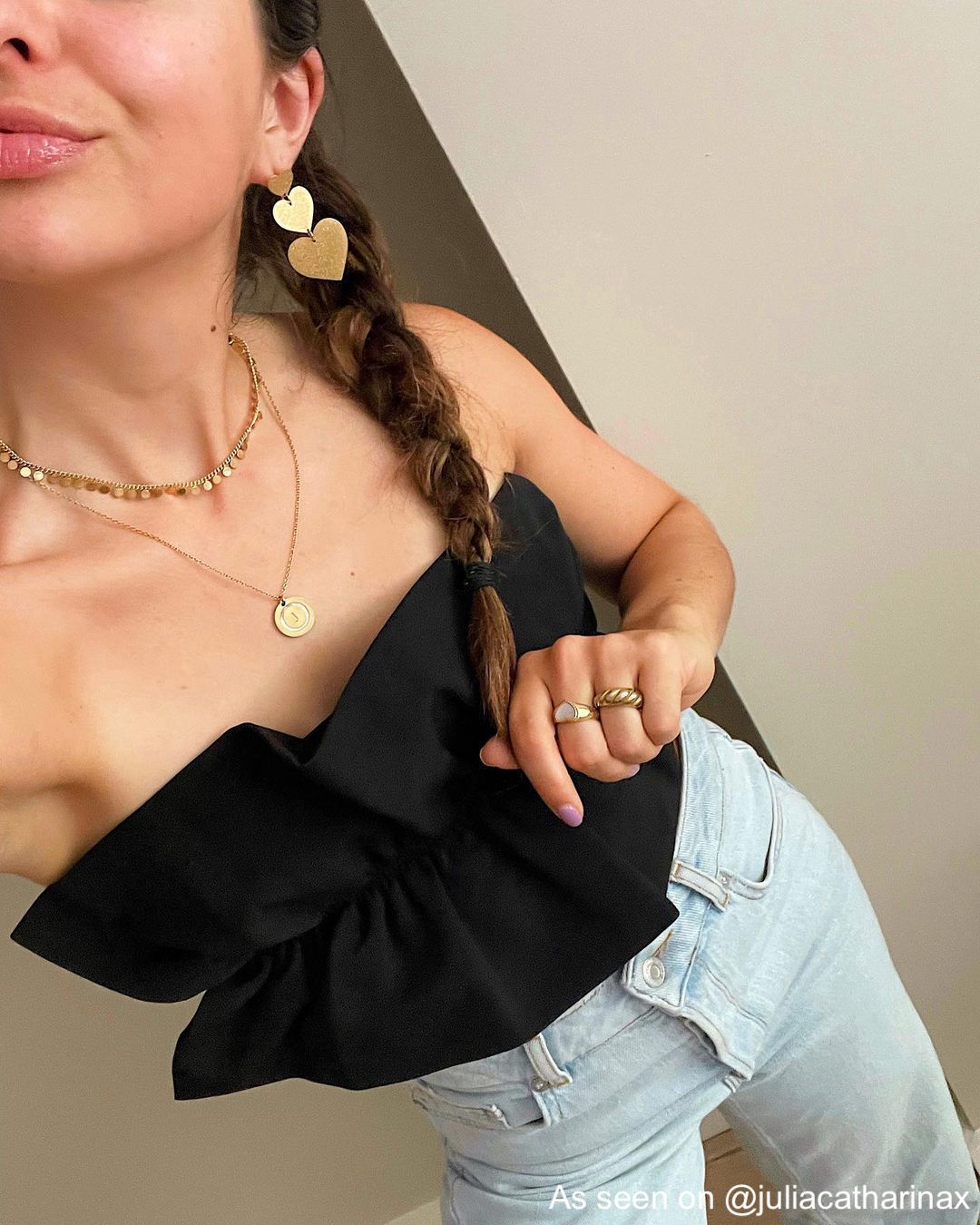 Influencer draagt gouden clover sieraden