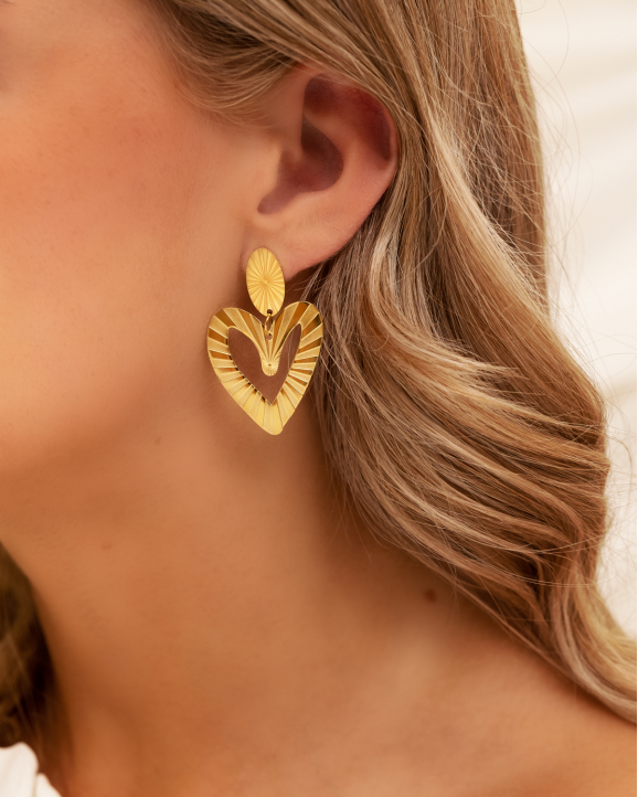 Model draagt Chic heart earrings goldplated