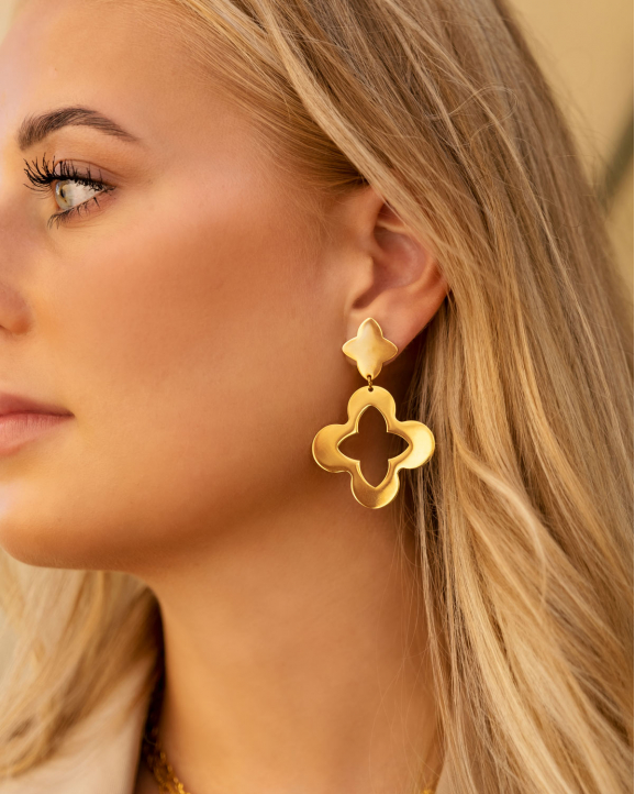 Gouden clover oorbellen bij model