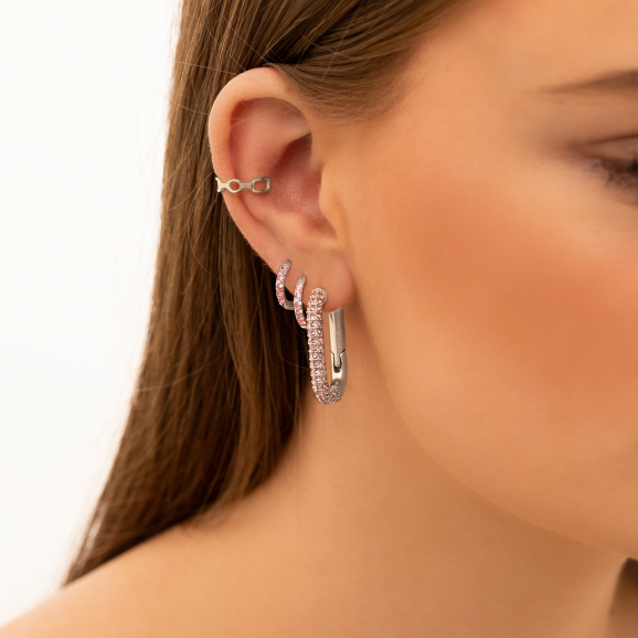 Model draagt earparty van zilveren en roze oorbellen