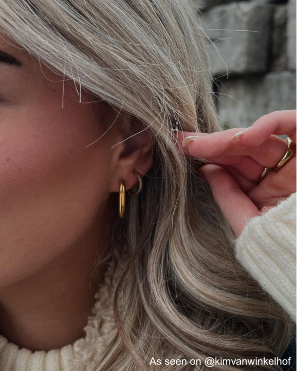 Influencer draagt gouden oorbellen van finaste
