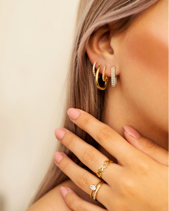 gouden shiny oorbellen bij model