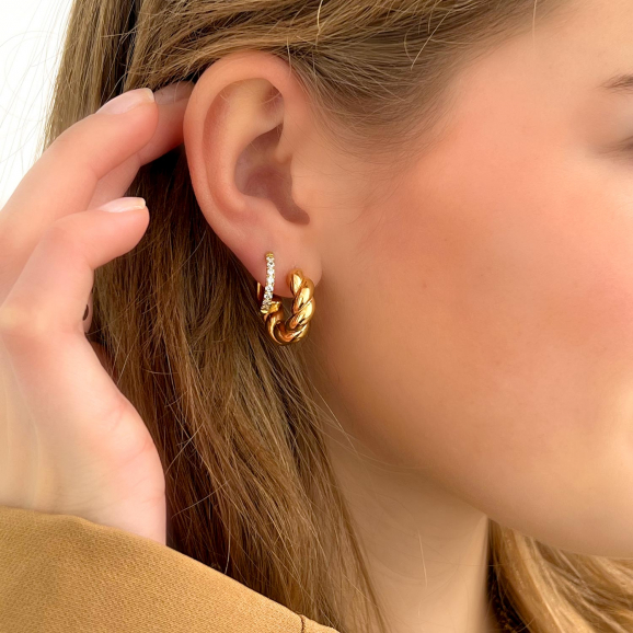 gouden oorbellen met shiny en twist in oor