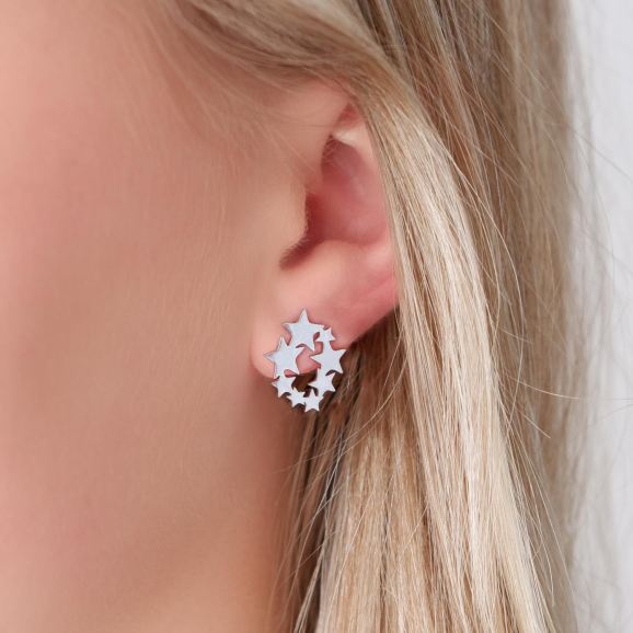 Zilveren oorbellen in het oor voor een trendy look