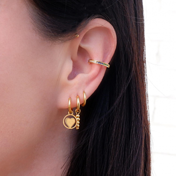 Gouden oorbellen in het oor