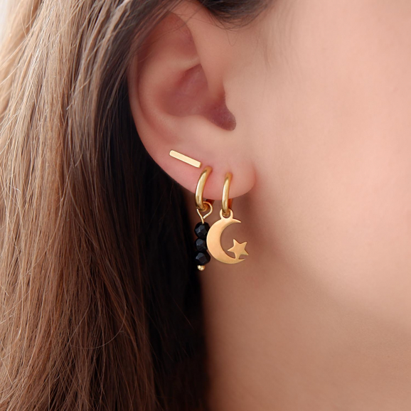 Leuke gouden stud oorbellen in het oor voor een trendy look