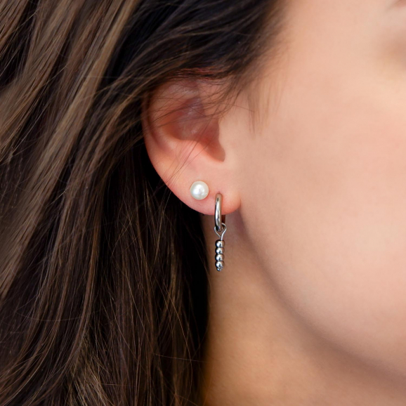 Mooie parel oorbellen in het oor voor een trendy look