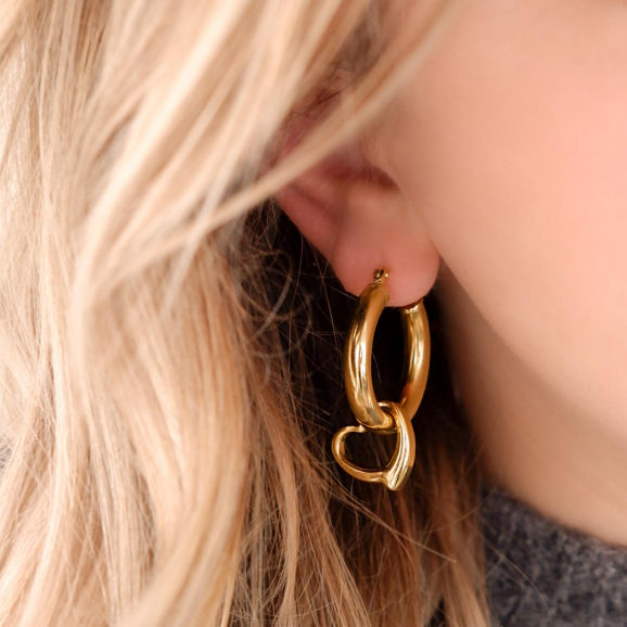 Mooie oorbellen met hartje in een trendy look