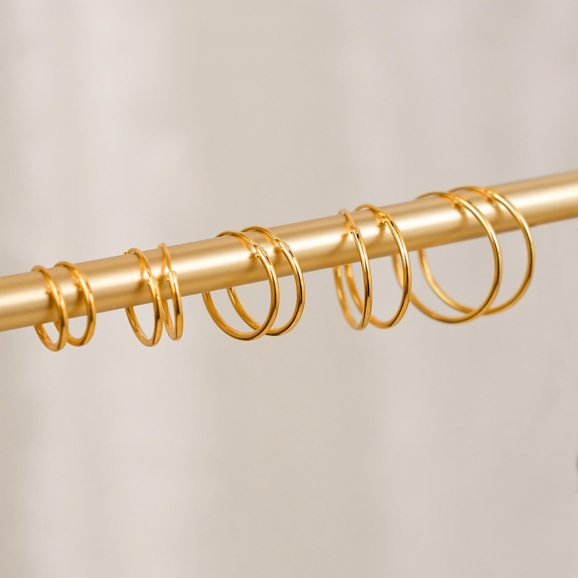 Trendy gouden oorbellen op een hanger om te kopen