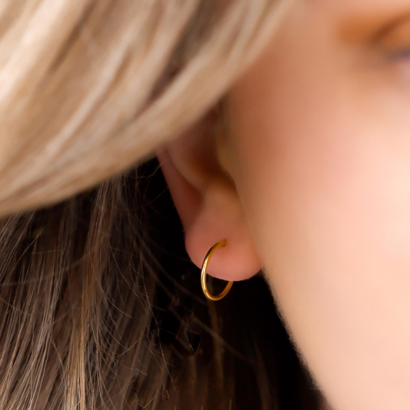 Sterling zilveren oorbellen in de kleur goud in het oor