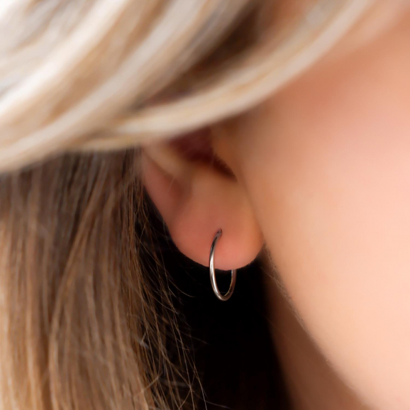 Trendy oorbellen in het oor bij een blonde vrouw