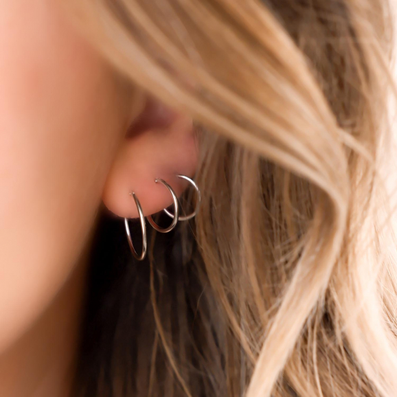 Mooie oorbellen in het oor gemaakt van 925 sterling zilver