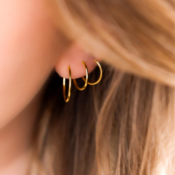 Gouden oorbellen voor een complete look