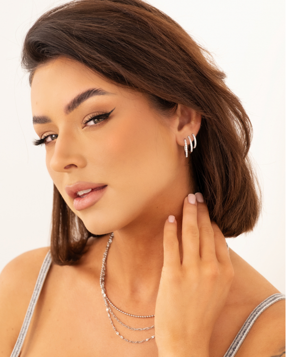 Model draagt zilveren shiny oorringetjes set