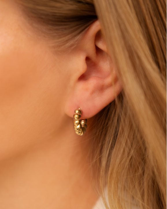 Gouden oorbellen croissant in oor