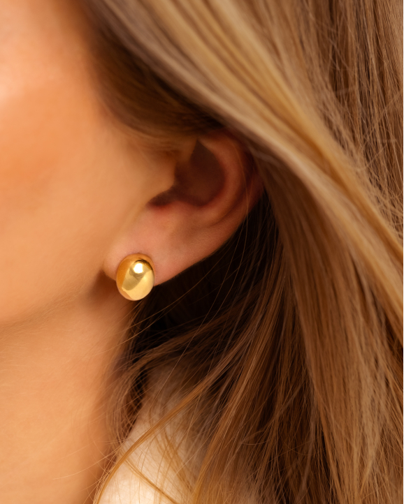 stud oorbellen goud in oor model