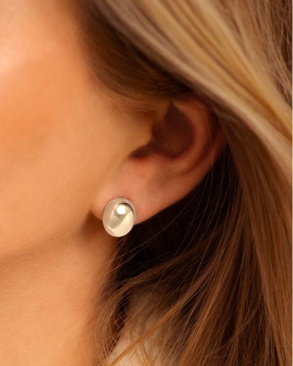 stud oorbellen zilver in oor model